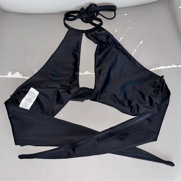 PrettyLittleThing Black Twist Front Keyhole Bikini Top - Picture 7 of 7